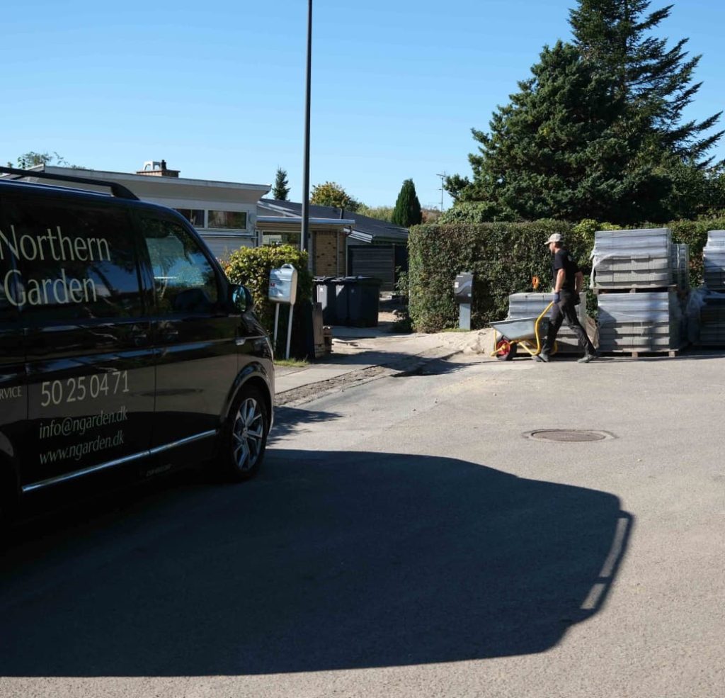Brolægning af havegang med granitsten – Northern Garden projekt
